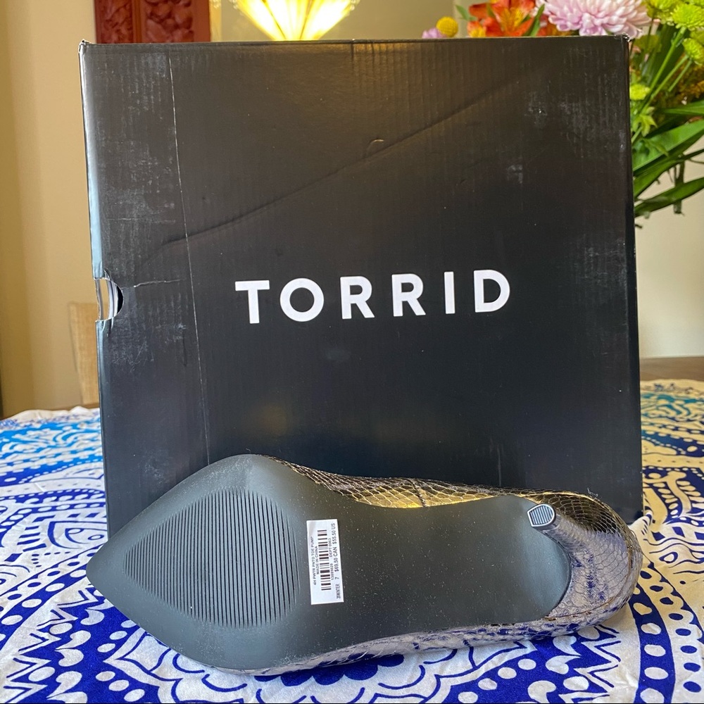 Nwt Torrid Wide Width Pewter Snake Print Pumps - image 6